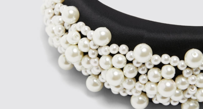 Vuelven las diademas de perlas